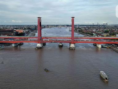 Foto udara menunjukkan jembatan ampera, Palembang, Sumatera Selatan, Minggu (12/3/2023). Dinas Pariwisata Kota Palembang, Sumatera Selatan, menargetkan 2,2 juta wisatawan dapat berkunjung selama 2023. (Liputan6.com/Herman Zakharia)