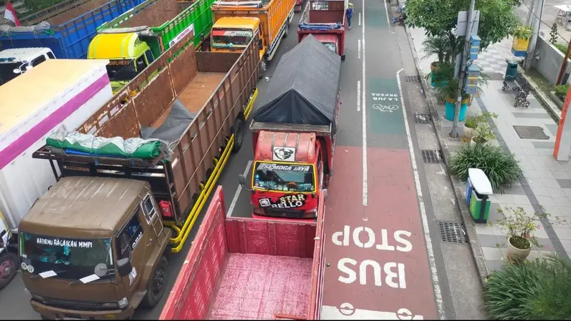 Ribuan sopir truk demo menolak kebijakan ODOL di kantor Dinas Perhubungan Jatim. (Dian Kurniawan/Liputan6.com)
