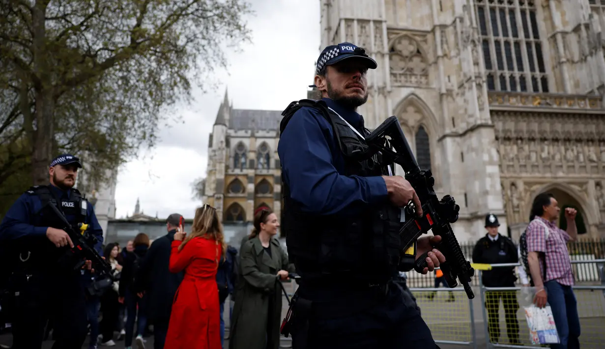 Petugas polisi berpatroli menjelang penobatan Raja Charles III dan Ratu Camilla di Westminster Abbey, pusat kota London, pada 5 Mei 2023. (Photo by Odd ANDERSEN / AFP)