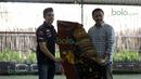 Marc Marquez menerima kain batik dari Menteri Pemuda dan Olah Raga Imam Nahrowi di Lapangan Futsal Kuningan Village, Jakarta, Sabtu (13/2/2016). (Bola.com/Nicklas Hanoatubun)