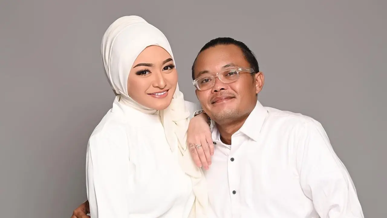 FOTO: Gaya Nathalie Holscher saat Pakai Outfit Putih, Tampil Menawan