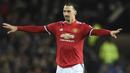 Zlatan Ibrahimovic. Striker Swedia berusia 40 tahun ini didatangkan Manchester United dari PSG dengan status bebas transfer pada awal musim 2016/2017 setelah membela PSG selama 4 musim mulai 2012/2013 hingga 2015/2016. Meski tak lagi muda, ia mampu tampil tajam selama 2 musim membela MU dengan total tampil dalam 53 laga di semua ajang dengan torehan 29 gol dan 10 assist. Sayang, cedera berkepanjangan memaksanya hengkang dari Old Trafford pada Maret 2018 menuju Los Angeles Galaxy juga dengan status bebas transfer. (AFP/Oli Scarff)