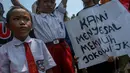 Seorang anak tampak membawa poster bertuliskan "Kami Menyesal Memilih Jokowi-JK" di depan Balai Kota, Jakarta, (22/9/14). (Liputan6.com/Faizal Fanani)