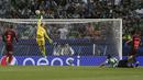 Kiper Barcelona, Marc-Andre Stegen, mengamankan gawangnya dari serangan pemain Sporting Lisbon pada laga Liga Champions di Stadion Alvalade, Lisbon, Rabu (27/9/2017). Sporting kalah 0-1 dari Barcelona. (AFP/Armando Franca)
