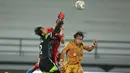 Kiper Bhayangkara FC, Awan Setho (kiri) menghalau bola saat melawan Persija Jakarta dalam laga pekan ke-33 BRI Liga 1 2021/2022 di Stadion Kapten I Wayan Dipta, Gianyar, Bali, Sabtu (26/3/2022). (Bola.com/M Iqbal Ichsan)