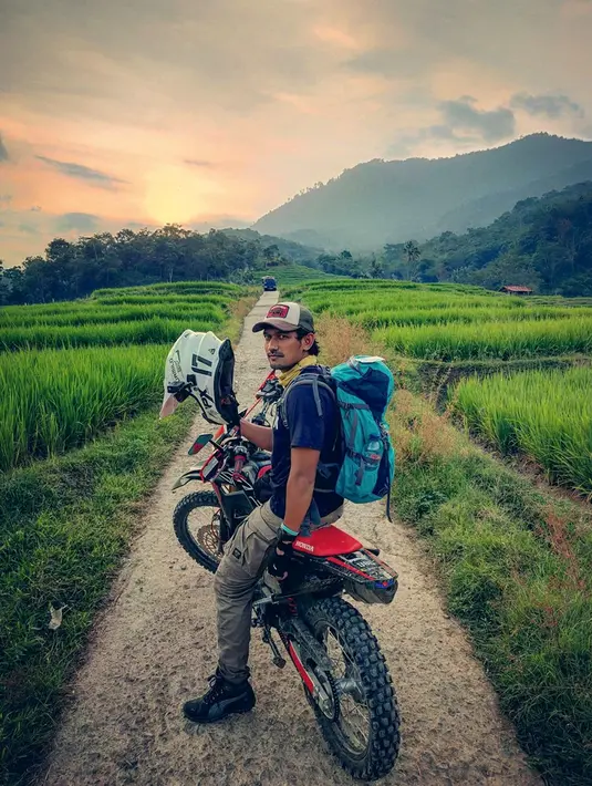 Naik motor trail identing dengan lumpur, ia pun cukup sering unggah potretnya saat lalui medan terjal yang berlumpur. Namun sensasi kenikmatan naik motor trail bagi yang menyukainya pun akan puas dengan pengalaman tersebut. (Liputan6.com/IG/ibnujamilo)