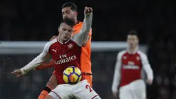 Gelandang Arsenal, Granit Xhaka berusaha mengontrol bola saat melawan Liverpool pada laga Premier League di Stadion Emirates, London, Jumat (22/12/2017). Kedua klub bermain imbang 2-2. (AFP/Adrian Dennis)