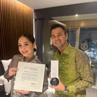 Berganti pakaian menjadi kemeja tenun songket, Raffi Ahmad memamerkan prestasi barunya dengan menerima penghargaan dari WCIF. Selamat!  [Foto: IG/raffinagita1717].