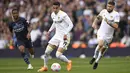 <p>Striker Leeds United, Rodrigo (tengah) memberikan operan saat bertanding melawan Manchester City pada pertandingan lanjutan Liga Inggris di Elland Road di Leeds, Inggris utara (30/4/2022). Man City kembali ke puncak klasemen berkat keunggulan satu poin atas Liverpool. (AFP/Oli Scarff)</p>