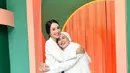 Gemasnya kali mertua-menantu ini justru pakai outfit yang benar-benar sama, yaitu atasan putih yang ditumpuk dengan blazer yang juga berwarna putih dengan celana jeans.  [Foto: Instagram/merdioctav]