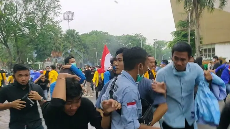 Demo Ricuh, Mahasiswa dan Buruh Tutup Jalan di Palembang