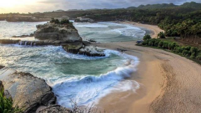 Terdapat puluhan objek wisata yang tersebar di sepanjang jalur Pantai Selatan Pulau Jawa.