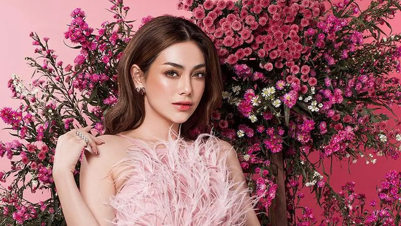 Celine Evangelista dengan makeup flawless (Instagram/celine_evangelista)