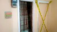Garis polisi dipasang di pintu tempat kos pelaku pembunuhan dan mutilasi di Sawojajar, Kota Malang (Liputan6.com/Zainul Arifin)