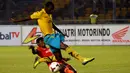 Ndiaye Pape L (Gresik United) melompat menghindari tackling pemain Persija, Victor Pae pada laga lanjutan ISL di stadion GBK Jakarta, (29/4/2014). (Liputan6.com/Helmi Fithriansyah)