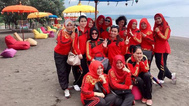 Jarang Muncul di TV, Ini 6 Potret Kadek Devi Kumpul dengan Ibu Bhayangkari