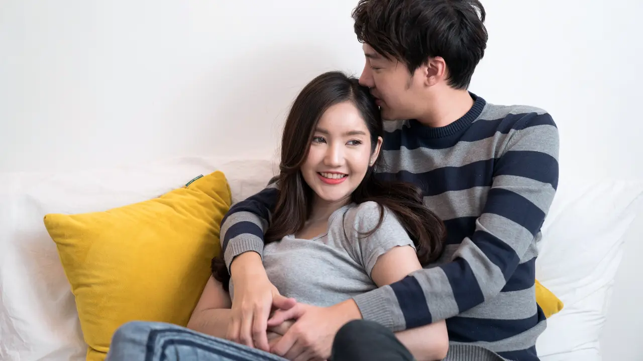 perempuan dan pasangan 24 agustus bahagia