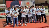 Sejumlah perwakilan suporter sepak bola di Solo Raya mengikuti deklarasi dukungan terhadap capres Prabowo Subianto di Stadion Sriwedari, Solo, Sabtu (2/9).(Liputan6.com/Fajar Abrori)