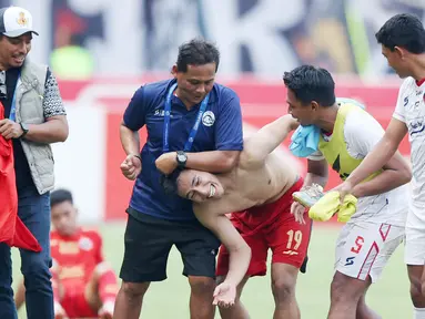 Pemain Persija Jakarta, Hanif Sjahbandi, bercanda dengan staf pelatih dan pemain Arema FC pada lanjutan BRI Liga 1 2023/2024 di Stadion Patriot Chandrabhaga, Kota Bekasi, Minggu (20/08/2023). Kedua tim bermain imbang 2-2. (Bola.com/M Iqbal Ichsan)