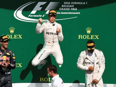 Pebalap Mercedes GP, Nico Rosberg, keluar sebagai juara F1 GP Belgia yang berlangsung di Sirkuit Spa-Francorchamps, Minggu (28/8/2016). Dia mengungguli pebalap Red Bull Racing, Daniel Ricciardo, yang menempati posisi kedua. (AFP/John Thys)