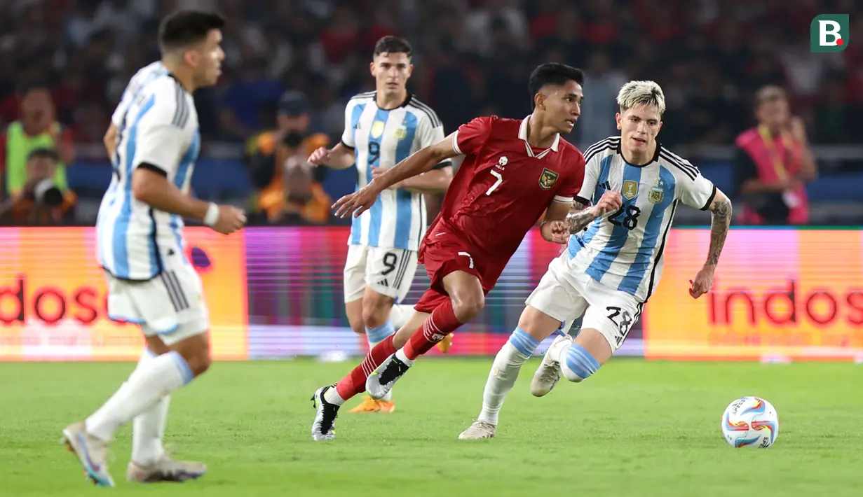 Pemain Timnas Indonesia, Marselino Ferdinan (tengah kanan) berebut bola dengan pemain Argentina, Alejandro Garnacho pada laga FIFA Matchday di Stadion Utama Gelora Bung Karno (SUGBK), Senayan, Jakarta, Senin (19/06/2023). (Bola.com/Bagaskara Lazuardi)