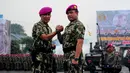 KSAL  Laksamana Ade Supandi (kanan) saat menghadiri upacara penganugerahan di Cilandak, Jakarta Selatan, Kamis (2/4/2015). Ade Supandi mendapat gelar Warga Kehormatan Korps Marinir. (Liputan6.com/Yoppy Renato)
