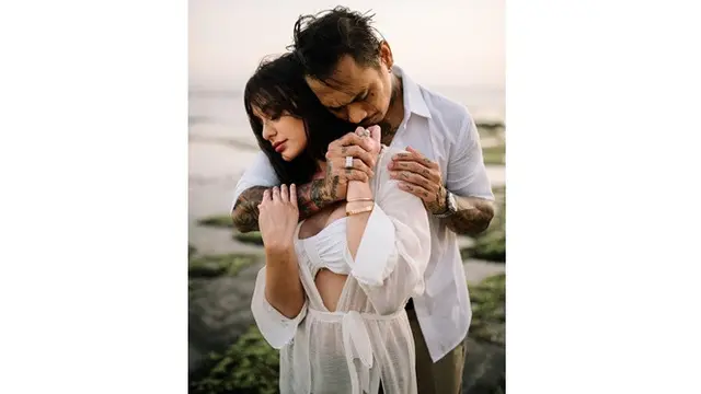 7 Potret Prewedding Jerinx SID dan Nora Alexandra, Mesra di Pantai