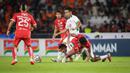 <p>Pemain Persija Jakarta, Resky Fandi Witriawan (kanan) berebut bola dengan pemain PSS Sleman, Todd Rivaldo Albert Ferre pada laga&nbsp;terakhir BRI Liga 1 2022/2023 di Stadion Utama Gelora Bung Karno (SUGBK), Senayan, Jakarta, Sabtu (15/04/2023). (Bola.com/Bagaskara Lazuardi)</p>