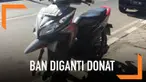 Betapa terkejutnya si pemilik motor saat dia mendapati ban motor bagian depannya hilang dan digantikan dengan donat.