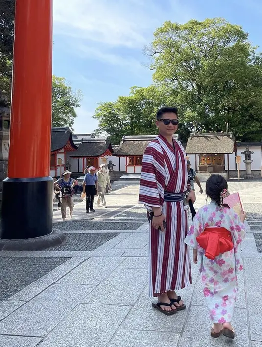 Sedangkan suami Acha mengenakan kimono warna maroon putih dengan sandal kayunya. Rambut si kecil pun di kepang dengan poni depan yang menggemaskan ditambah dengan aksesorinya.  (@septriasaacha)