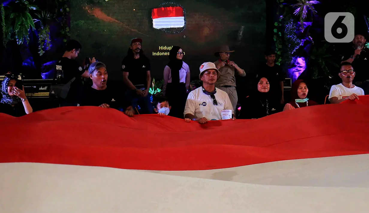 Selain itu, pembentangan bendera Merah Putih dijadikan simbol para pegiat alam bebas untuk bergerak satu tujuan menjelajahi Indonesia. (Liputan6.com/Herman Zakharia)