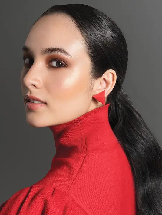 <p>Penampilan Chelsea Islan dalam foto ini pun tak kalah memesona. Bold makeup yang menonjolkan area matanya, dengan outfit, anting berwarna merah dan highlighter yang berhasil membuat perhatian terpusat pada area pipinya. Foto: Instagram.</p>