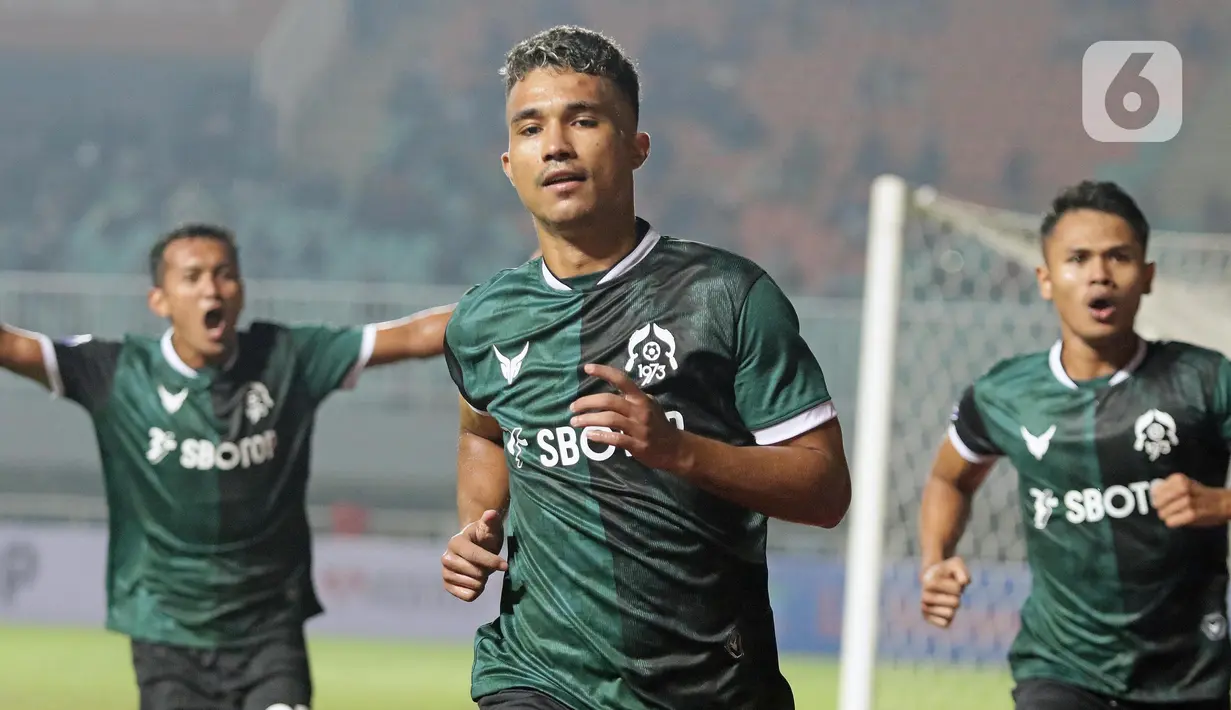 Pemain tengah Persikabo 1973, Gustavo Tocantins (tengah) usai mencetak gol dari titik penalti saat melawan Persebaya Surabaya pada lanjutan pekan pertama BRI Liga 1 Indonesia 2022-2023 di Stadion Pakansari, Kabupaten Bogor, Senin (25/7/2022). Persikabo 1973 berhasil meraih poin penuh usai menumbangkan perlawanan Persebaya Surabaya 1-0. (Liputan6.com/Helmi Fithriansyah)