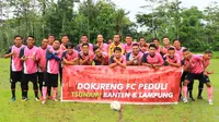 Pemain asal Malang menggelar laga amal untuk korban tsunami Selat Sunda. (Bola.com/Iwan Setiawan)