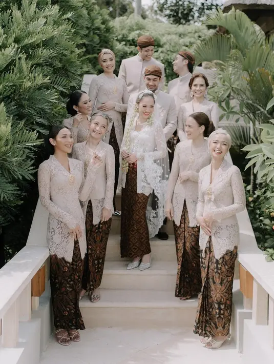 Sama seperti bridesmaid lainnya, Aishah tampil cantik dalam balutan kebaya kartini berwarna nude dari @fadlan_indonesia. [@aishahjennifer]