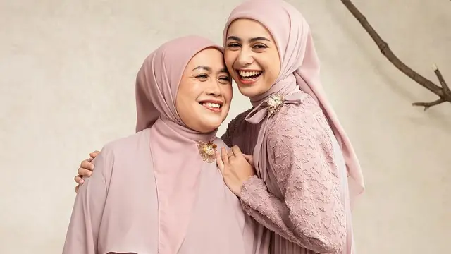 Gaya Sintya Marisca Jadi Model Busana Muslim