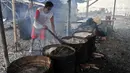 Pekerja merebus kerang hijau di kawasan Muara Angke, Jakarta, Rabu (23/1). Selain berimbas pada hasil tangkapan, laut yang tercemar limbah juga mempengaruhi pertumbuhan daging kerang. (Merdeka.com/Iqbal S. Nugroho)