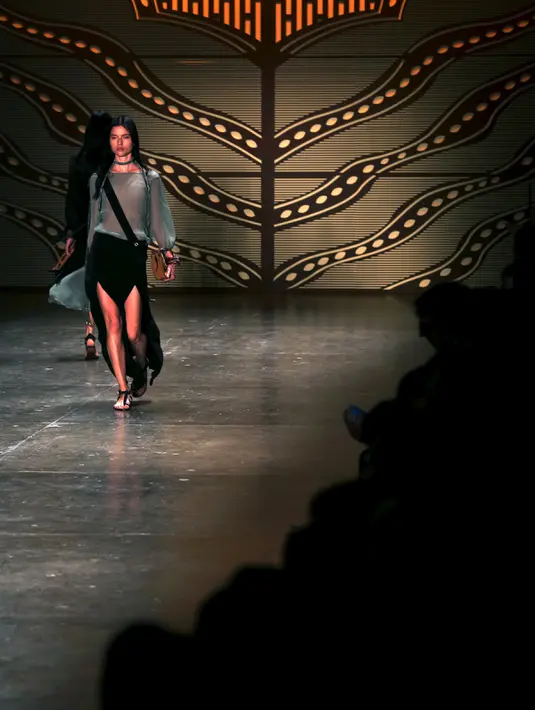 Model mengenakan busana koleksi Lilly Sarti saat Sao Paulo Fashion Week, Sao Paulo , Brasil , 25 April 2016. Sao Paulo Fashion Week  kali para model mengenakan busana yang Transparan.  (REUTERS / Paulo Whitaker)