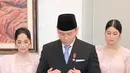 Annisa Pohan tampil apik dengan kebaya soft pink. Kebaya yang dibuat oleh dibuat oleh desainer Wiranti Kurnia ini dihiasi payetan dengan kerah circle brokat. [@annisayudhoyono]