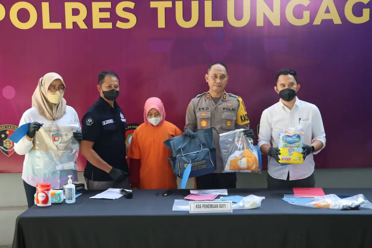 TR saat diamankan polisi karena membuang bayinya. (Dian Kurniawan/Liputan6.com)