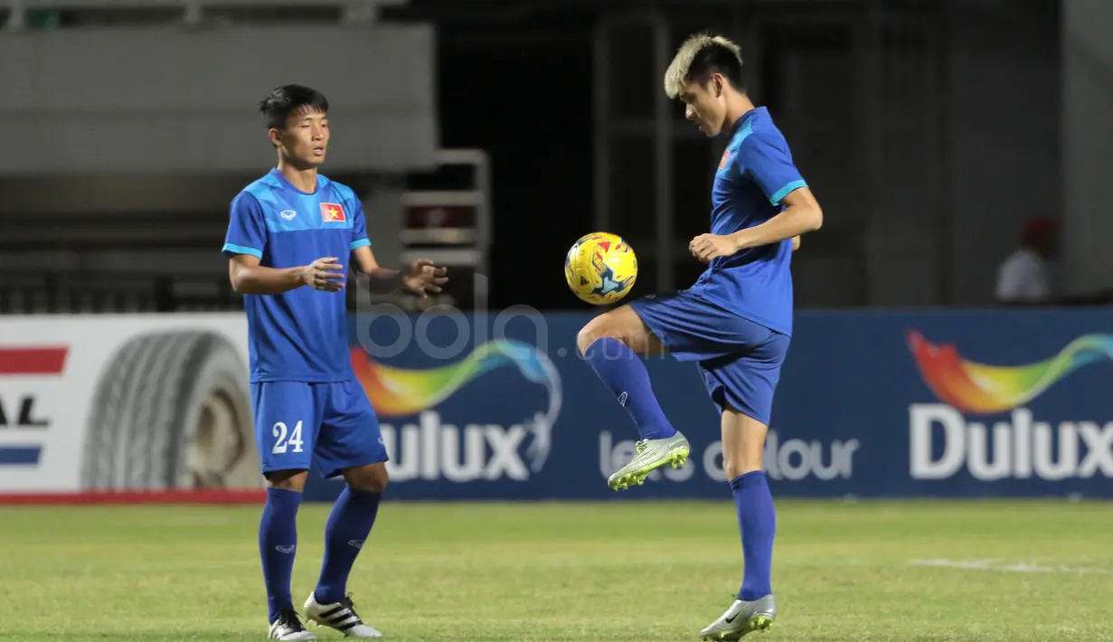 Aksi para pemain Vietnam saat mengikuti sesi latihan sebelum melawan Timnas Indonesia di Stadion Pakansari, Bogor, (02/12/2016). (Bola.com/Nicklas Hanoatubun)