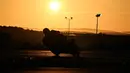 Sebuah siluet seorang pembalap saat berkompetisi dalam ajang 24 Hours of Le Mans yang berlangsung di Sirkuit Bugatti, Prancis, 19 April 2026 waktu setempat. (AFP/Julien De Rosa)