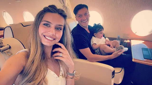 6 Potret Mesut Ozil Bareng Keluarga, Calon Pemain RANS Cilegon FC