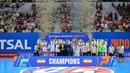 Pemain Timnas Futsal Iran merayakan kemenangan dengan mengangat trofi setelah memenangkan laga final Piala Asia Futsal melawan Timnas Indonesia 2026 yang berlangsung di Indonesia Arena, Senayan, Jakarta, Sabtu (07/02/2026). (Bola.com/Bagaskara Lazuardi)