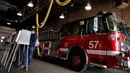 Warga menyalurkan hak suaranya di sebuah stasiun pemadam kebakaran yang dijadikan lokasi tempat pemungutan suara (TPS) pemilihan presiden Amerika Serikat (Pilpres AS) di Chicago, Illinois, Selasa (8/11). (REUTERS/Jim Young)