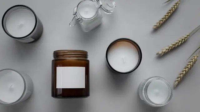 Menghirup minyak atau lilin aromaterapi