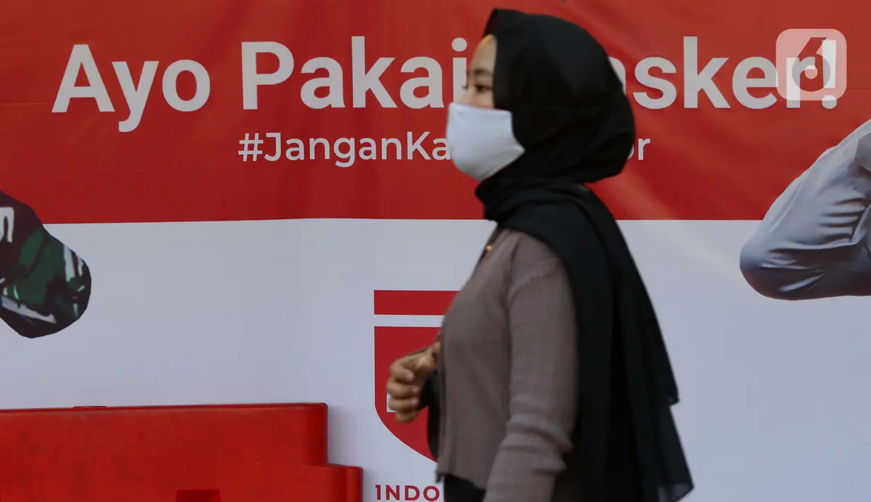 Warga melintasi spanduk sosialisasi Gerakan Ayo Pakai Masker di area pedestrian Stasiun Terpadu Tanah Abang, Jakarta, Kamis (27/8/2020). Guna menekan penyebaran Covid-19, Polda Metro Jaya dan Kodam Jaya terus mengampanyekan pentingnya menaati protokol kesehatan. (Liputan6.com/Helmi Fithriansyah)