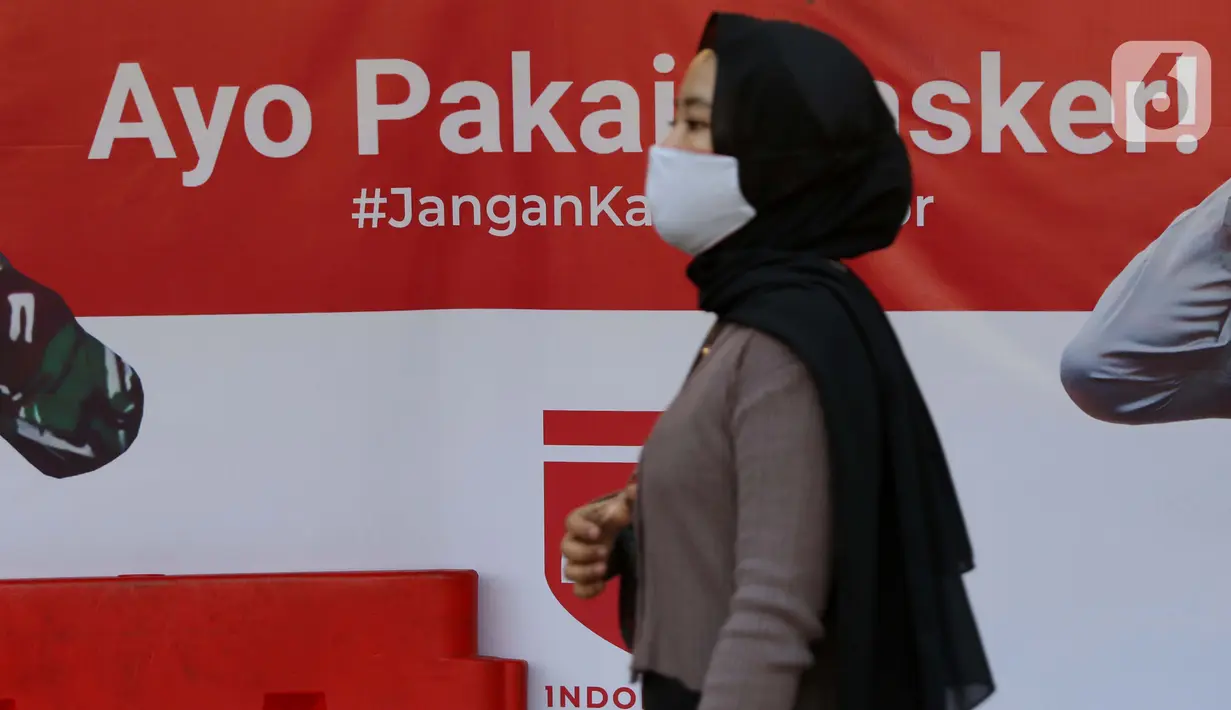 Warga melintasi spanduk sosialisasi Gerakan Ayo Pakai Masker di area pedestrian Stasiun Terpadu Tanah Abang, Jakarta, Kamis (27/8/2020). Guna menekan penyebaran Covid-19, Polda Metro Jaya dan Kodam Jaya terus mengampanyekan pentingnya menaati protokol kesehatan. (Liputan6.com/Helmi Fithriansyah)