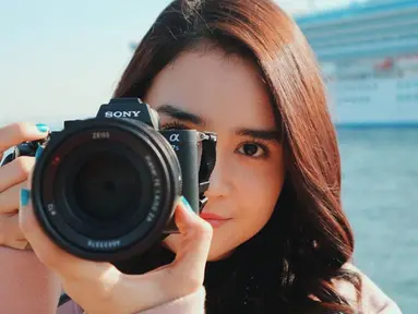 Michelle Ziudith memang terkenal sebagai seleb yang menyukai dunia fotografi. Ia kerap membawa kamera sendiri untuk memotret berbagai objek yang menarik. Kesukaannya terhadap fotografi ini kerap ia bagikan hasilnya di Instagram. (Liputan6.com/IG/@michelleziu)