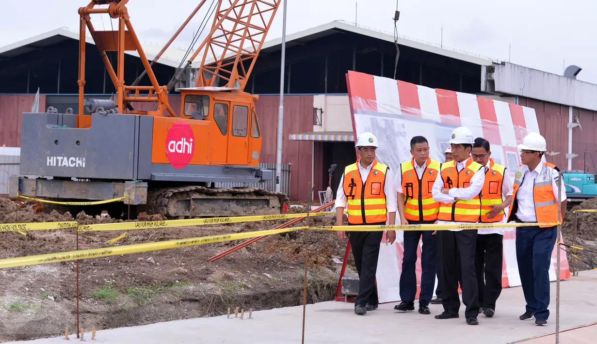 Presiden Joko Widodo (tengah) meninjau kemajuan pembangunan Kereta Bandara Soekarno Hatta, Tangerang, Banten, (14/12). Rencananya kereta ini akan menghubungkan Bandara Soetta, Tangerang dengan Stasiun Manggarai, Tebet,Jaksel. (Laly Rachev/ Setpres)